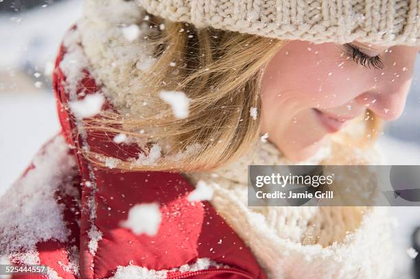 usa, new jersey, jersey city, profile of woman wearing knit hat in winter - women winter snow stock-fotos und bilder