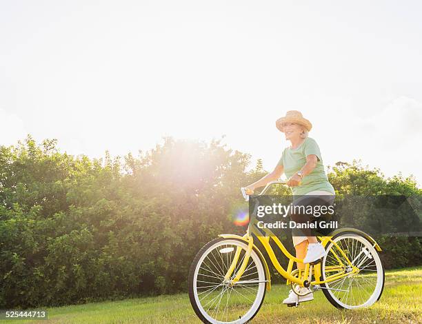 usa, florida, jupiter, senior woman on bike - jupiter florida foto e immagini stock