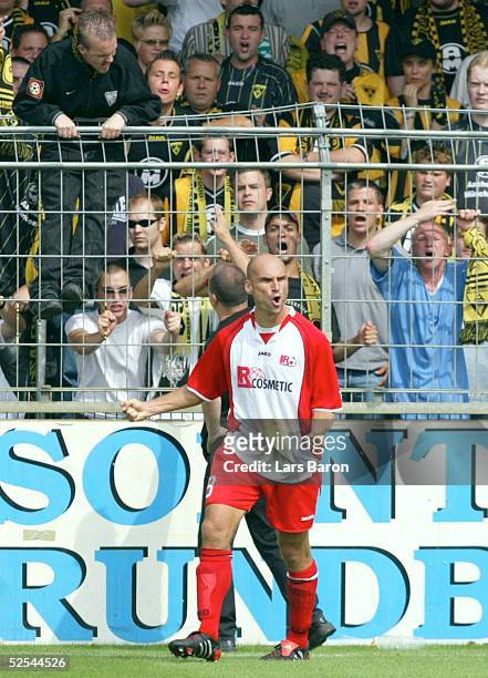 Fussball: 2. Bundesliga 04/05, Ahlen; LR Ahlen - Alemannia Aachen 1:1; Jubel zum 1:0 Zeljko SOPIC / Ahlen, im Hintergrund wuetende Aachener Fans...