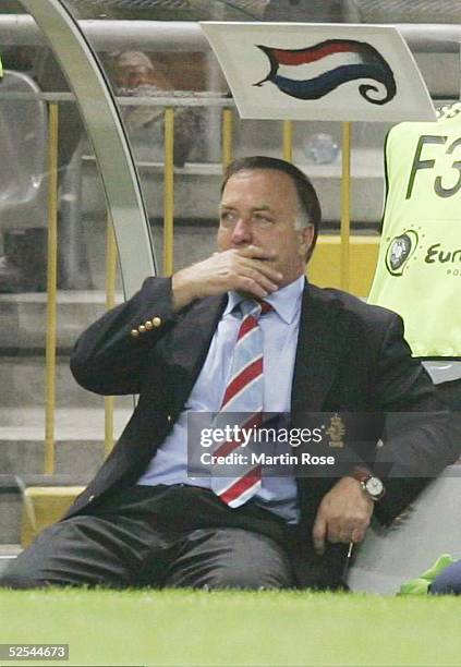 Fussball: Euro 2004 in Portugal, Vorrunde / Gruppe D / Spiel 23, Braga; Niederlande 0; Dick ADVOCAAT / Trainer NED 23.06.04.