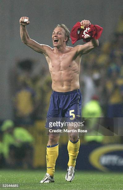 Fussball: Euro 2004 in Portugal, Vorrunde / Gruppe C / Spiel 22, Porto; Daenemark 2; Schlussjubel Erik EDMAN / SWE 22.06.04.