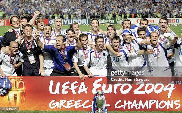 Fussball: Euro 2004 in Portugal, Finale / Spiel 31, Lissabon; Portugal 1; Griechenland Europameister 2004; Schlussjubel Team Griechenland 04.07.04.