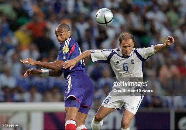 Fussball: Euro 2004 in Portugal, Viertelfinale Spiel 26, Lissabon; Frankreich 1; Thierry HENRY / FRA, Angelos BASINAS / GRE 25.06.04.