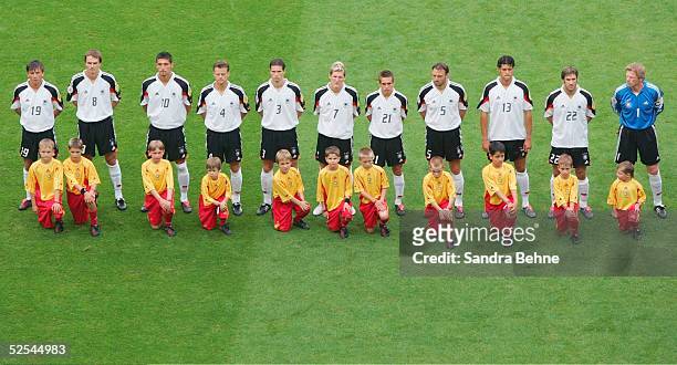 Fussball: Euro 2004 in Portugal, Vorrunde / Gruppe D / Spiel 23, Lissabon; Deutschland - Tschechien ; Team GER; Bernd SCHNEIDER, Dietmar HAMANN,...