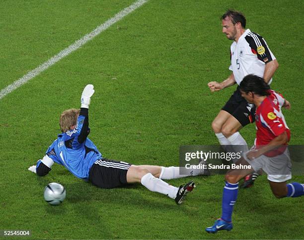 Fussball: Euro 2004 in Portugal, Vorrunde / Gruppe D / Spiel 23, Lissabon; Deutschland - Tschechien ; Tor zum 1:2 durch Milan BAROS / CZE , Torwart...