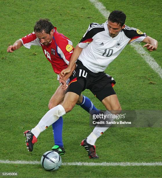 Fussball: Euro 2004 in Portugal, Vorrunde / Gruppe D / Spiel 23, Lissabon; Deutschland - Tschechien ; Roman TYCE / CZE, Kevin KURANYI / GER 23.06.04.