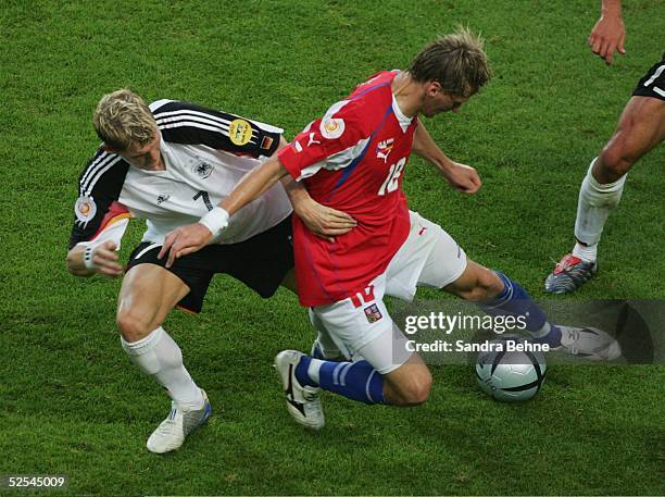 Fussball: Euro 2004 in Portugal, Vorrunde / Gruppe D / Spiel 23, Lissabon; Deutschland - Tschechien ; Bastian SCHWEINSTEIGER / GER, Marek HEINZ / GER...
