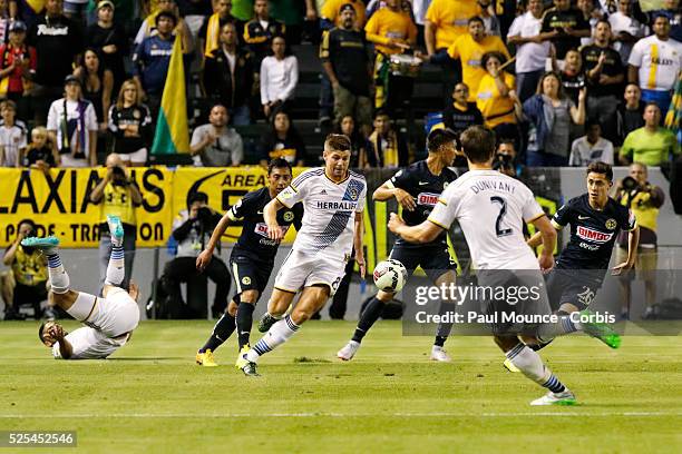 Steven Gerrard of the Los Angeles Galaxy makes a play for the ball during the Los Angeles Galaxy vs Club America match of the International Champions...