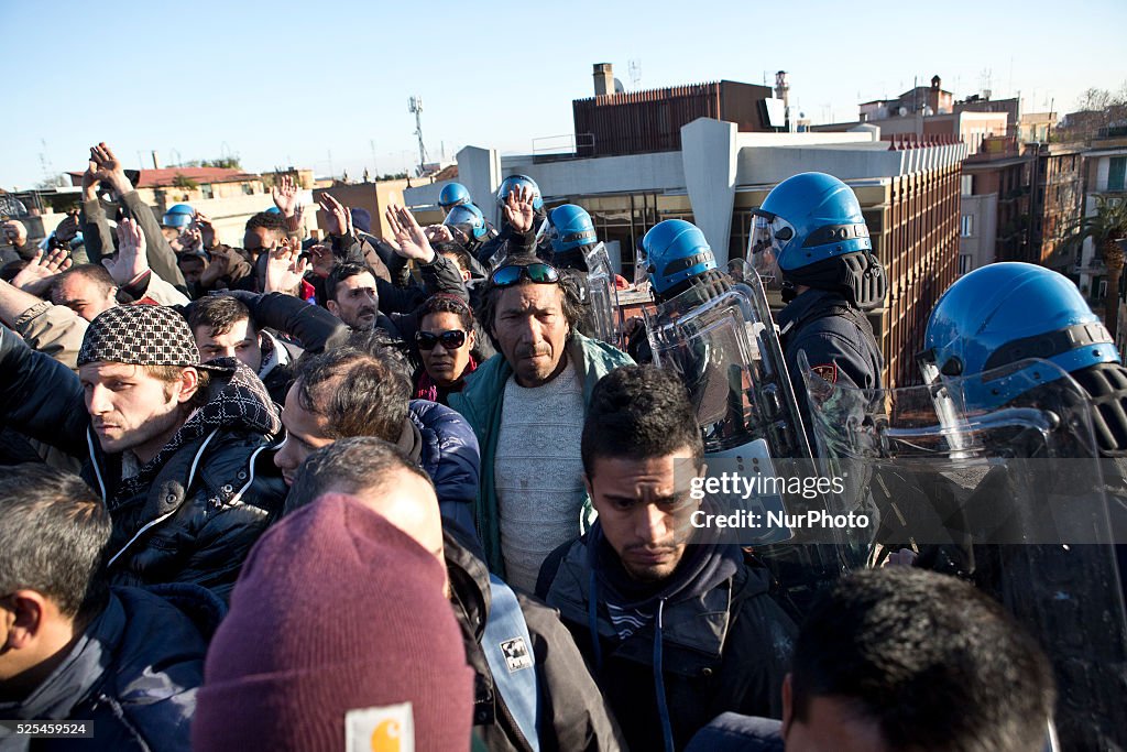 Rome Mafia - Housing movements occupy an abandoned building confiscated to a mafia contractor