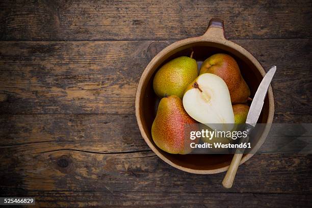 organic pears, trout pears, pyrus communis - perenboom stockfoto's en -beelden