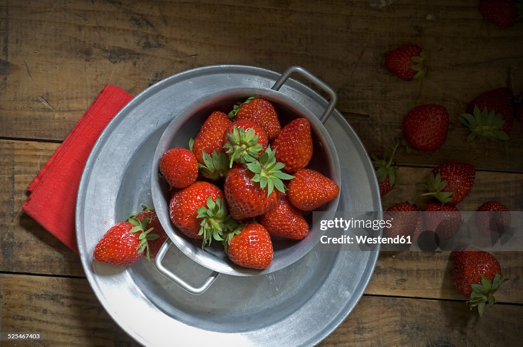 Fresh strawberries in a bowl