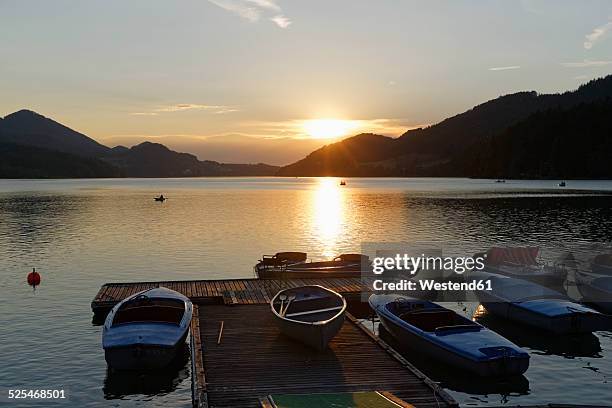 austria, salzburg state, fuschlsee lake, fuschl am see, jetty at sunset - fuschlsee stockfoto's en -beelden