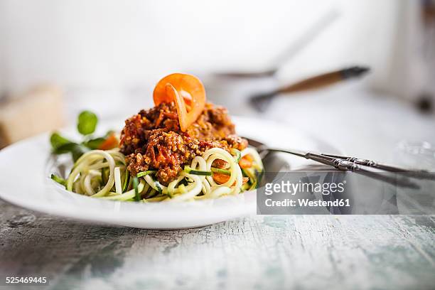zoodles, spaghetti made from zucchini, with bolognese sauce - pasta entree stock-fotos und bilder
