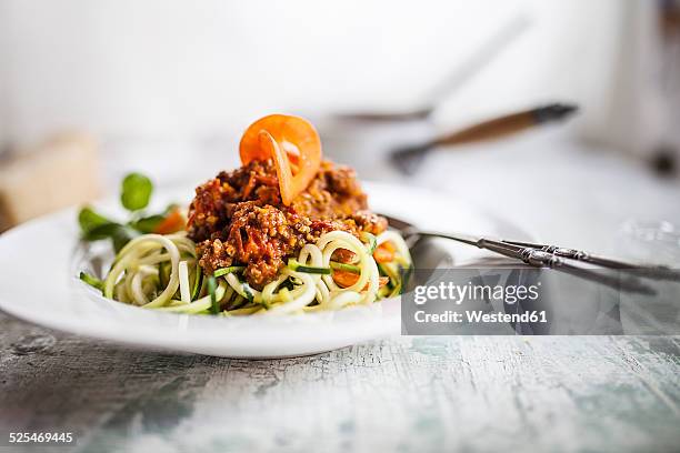 zoodles, spaghetti made from zucchini, with bolognese sauce - bolognesesaus stockfoto's en -beelden