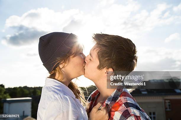 teenage couple kissing outdoors - boy girl kissing stock pictures, royalty-free photos & images