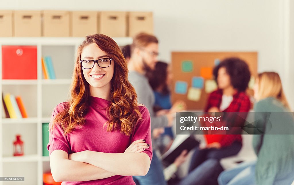 Étudiants avec les bras croisés regardant l'appareil photo