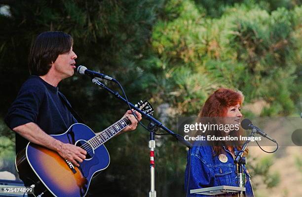 Bonnie Raitt Plays Guitar And Sings With Jackson Brown At The Annual Esalen Benefit Concert In Big Sur, California.