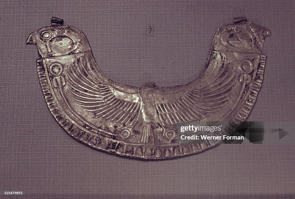 Collar with ends in the shape of falcon heads.