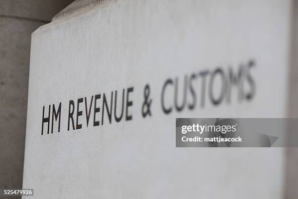 hm revenue and customs sign - ministerie van financiën stockfoto's en -beelden