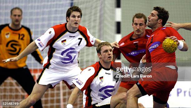 Handball: Laenderspiel 2004, Augsburg; Deutschland - Oesterreich ; Torwart Christian RAMOTA, Jan-Olaf IMMEL, Klaus-Dieter PETERSEN / GER, Patrick...
