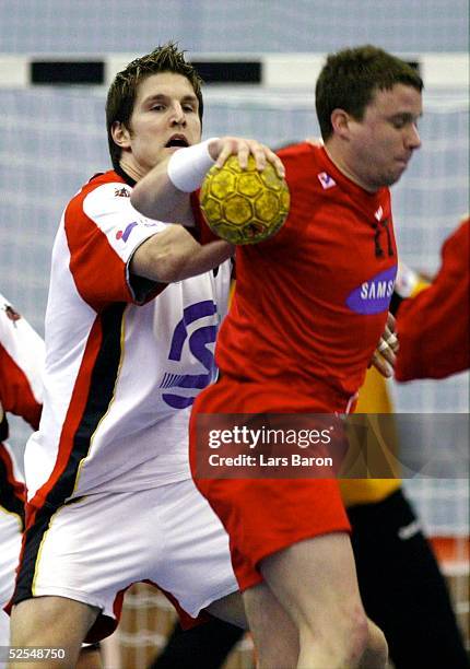 Handball: Laenderspiel 2004, Augsburg; Deutschland - Oesterreich ; Jan-Olaf IMMEL / GER stoppt Andreas STACHELBERGER / AUT 04.01.04.