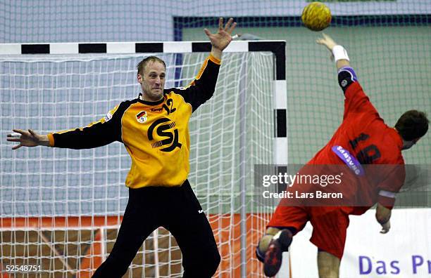 Handball: Laenderspiel 2004, Augsburg; Deutschland - Oesterreich ; Christian RAMOTA / GER haelt den Siebenmeter von David SLLEZAK / AUT 04.01.04.