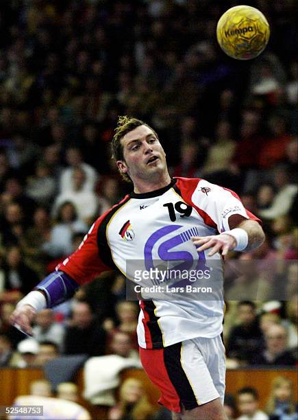 Handball: Laenderspiel 2004, Augsburg; Deutschland - Oesterreich ; Florian KEHRMANN / GER 04.01.04.