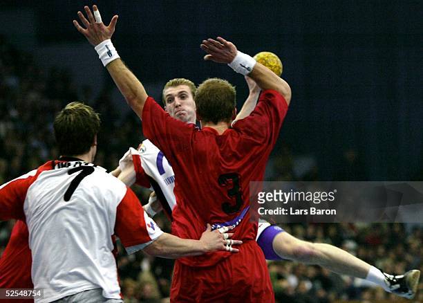 Handball: Laenderspiel 2004, Augsburg; Deutschland - Oesterreich ; Jan-Olaf IMMEL / GER, Patrick FOELSER / AUT, Holger GLANDORF / GER 04.01.04.