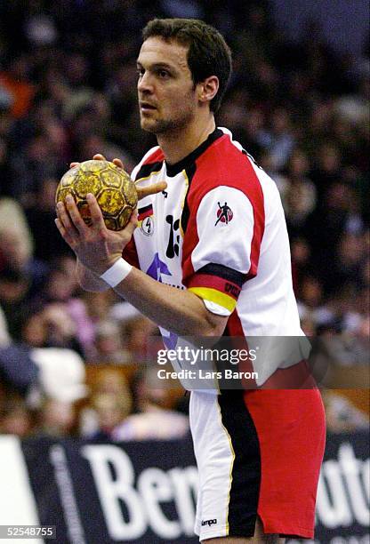 Handball: Laenderspiel 2004, Augsburg; Deutschland - Oesterreich ; Markus BAUR / GER 04.01.04.