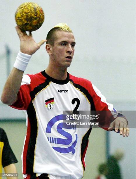 Handball: Laenderspiel 2004, Augsburg; Deutschland - Oesterreich ; Pascal HENS / GER 04.01.04.