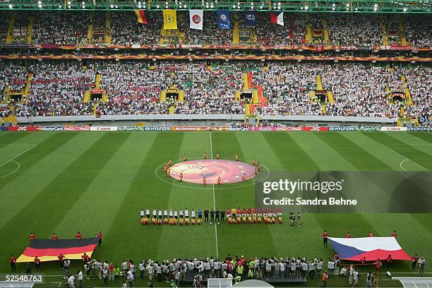 Fussball: Euro 2004 in Portugal, Vorrunde / Gruppe D / Spiel 23, Lissabon; Deutschland - Tschechien ; Stadionuebersicht: Teams bei der Nationalhymne...