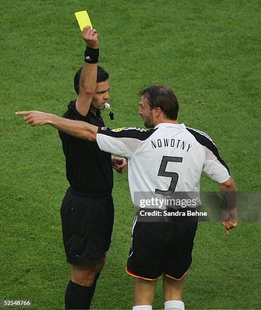 Fussball: Euro 2004 in Portugal, Vorrunde / Gruppe D / Spiel 23, Lissabon; Deutschland - Tschechien ; Schiedsrichter Terje HAUGE / NOR, Jens NOWOTNY...
