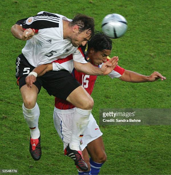 Fussball: Euro 2004 in Portugal, Vorrunde / Gruppe D / Spiel 23, Lissabon; Deutschland - Tschechien ; Jens NOWOTNY / GER, Milan BAROS / CZE 23.06.04.