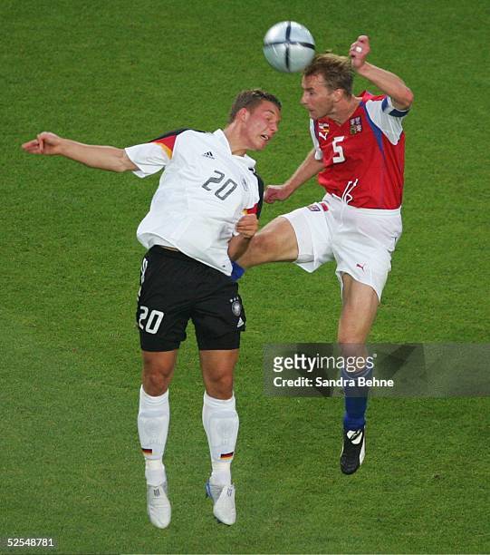 Fussball: Euro 2004 in Portugal, Vorrunde / Gruppe D / Spiel 23, Lissabon; Deutschland - Tschechien ; Lukas PODOLSKI / GER, Rene BOLF / CZE 23.06.04.