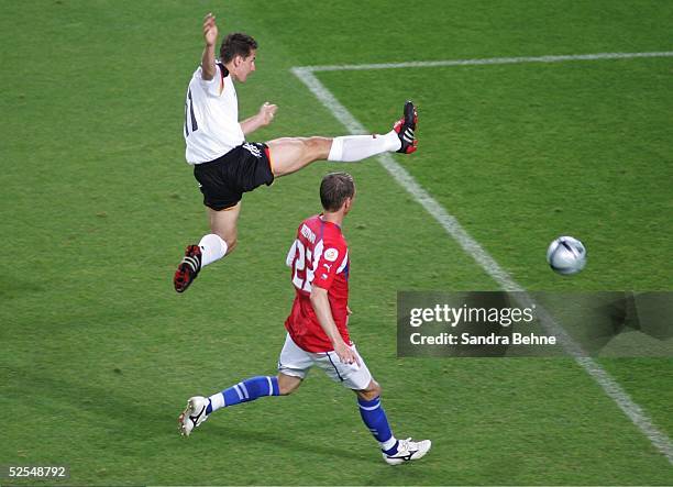 Fussball: Euro 2004 in Portugal, Vorrunde / Gruppe D / Spiel 23, Lissabon; Deutschland - Tschechien ; Miroslav KLOSE / GER, David ROZEHNAL / CZE...