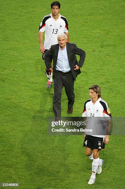 Fussball: Euro 2004 in Portugal, Vorrunde / Gruppe D / Spiel 23, Lissabon; Deutschland - Tschechien ; Michael BALLACK, Teamchef Rudi VOELLER, Thomas...