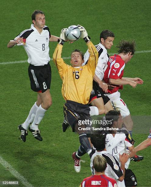 Fussball: Euro 2004 in Portugal, Vorrunde / Gruppe D / Spiel 23, Lissabon; Deutschland - Tschechien ; Dietmar HAMANN / GER, Torwart Jaromir BLAZEK /...