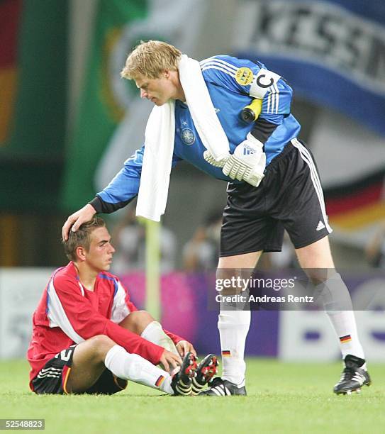Fussball: Euro 2004 in Portugal, Vorrunde / Gruppe D / Spiel 24, Lissabon; Deutschland 2; Philipp LAHM, Torwart Oliver KAHN / GER 23.06.04.