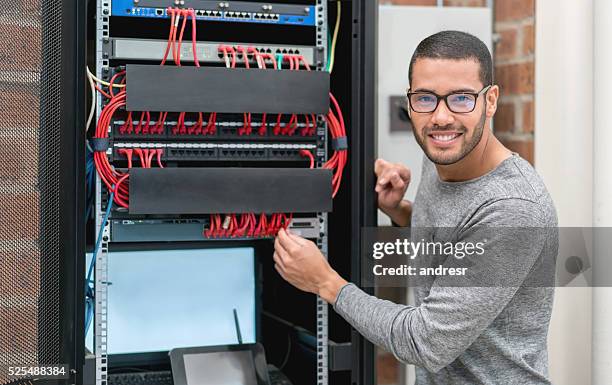 it-techniker repariert intranet im büro - modem stock-fotos und bilder