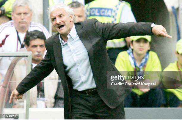 Fussball: Euro 2004 in Portugal, Vorrunde / Gruppe D / Spiel 15, Porto; Lettland - Deutschland ; Teamchef Rudi VOELLER / GER 19.06.04.