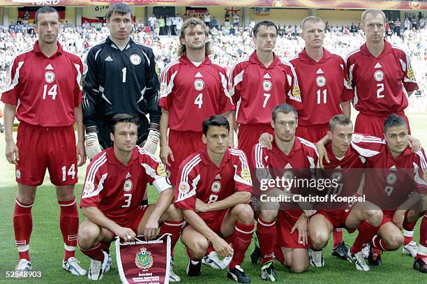 Fussball: Euro 2004 in Portugal, Vorrunde / Gruppe D / Spiel 15, Porto; Lettland 0; Hintere Reihe von links: Valentins LOBANOVS, Aleksandrs KOLINKO,...