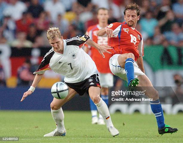 Fussball: Euro 2004 in Portugal, Vorrunde / Gruppe D / Spiel 24, Lissabon; Deutschland 2; Bastian SCHWEINSTEIGER / GER, Roman TYCE / CZE 23.06.04.
