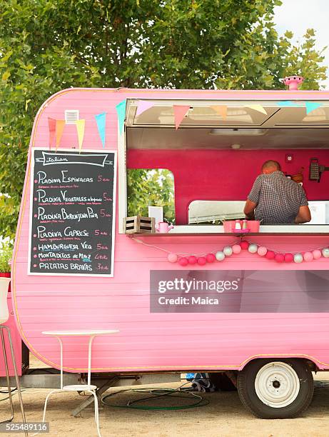 chef working in the food truck - street food truck 個照片及圖片檔