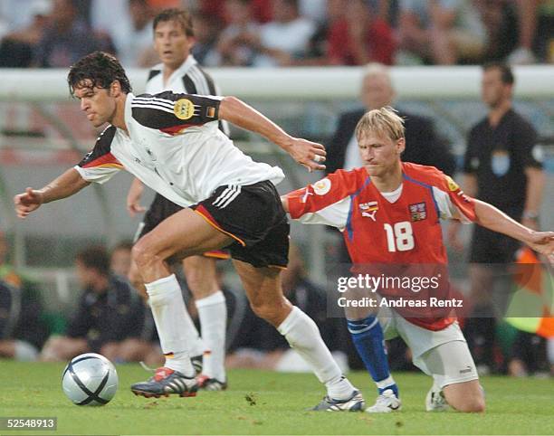 Fussball: Euro 2004 in Portugal, Vorrunde / Gruppe D / Spiel 24, Lissabon; Deutschland 2; Michael BALLACK / GER, Marek HEINZ / CZE 23.06.04.