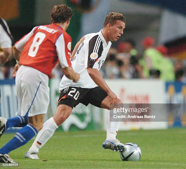 Fussball: Euro 2004 in Portugal, Vorrunde / Gruppe D / Spiel 24, Lissabon; Deutschland 2; Karel POBORSKY / CZE, Lukas PODOLSKI / GER 23.06.04.