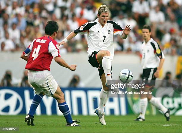 Fussball: Euro 2004 in Portugal, Vorrunde / Gruppe D / Spiel 24, Lissabon; Deutschland 2; Tomas GALASEK / CZE, Bastian SCHWEINSTEIGER / GER 23.06.04.