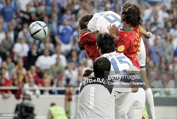 Fussball: Euro 2004 in Portugal, Finale / Spiel 31, Lissabon; Portugal 1; Griechenland Europameister 2004; Kopfballtor zum 0:1 durch Angelos...