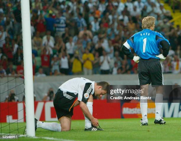 Fussball: Euro 2004 in Portugal, Vorrunde / Gruppe D / Spiel 24, Lissabon; Deutschland 2; Christian WOERNS, Torwart Oliver KAHN / GER 23.06.04.