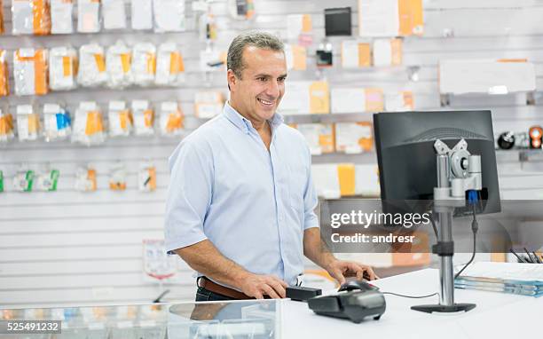 Android Personworkin In Store Electronic Store Worker Photos and Premium High Res Pictures - Getty Images