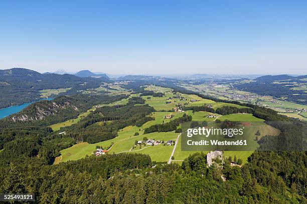 austria, salzburg state, salzkammergut, view to lake fuschlsee left, castle wartenfels, thalgau right - fuschlsee stockfoto's en -beelden